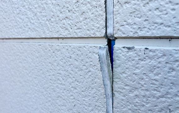 caulking_deterioration コーキングが劣化している外壁