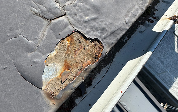 塗装が剥げて金属が錆ついている様子