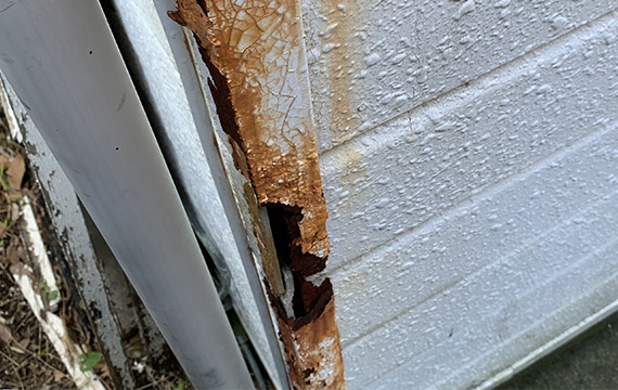 rust2 外壁の金属が錆ついている様子